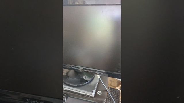 Настоящая беда - слегка разбитый монитор компьютера на 24 дюйма смотреть онлайн