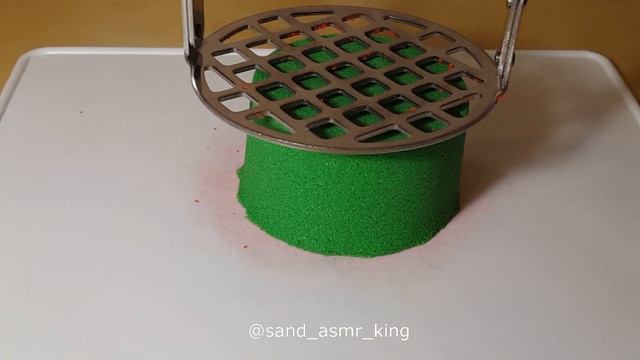 Very Satisfying and Relaxing video 4 Kinetic Sand | Давлю кинетический песок толкушкой смотреть онлайн