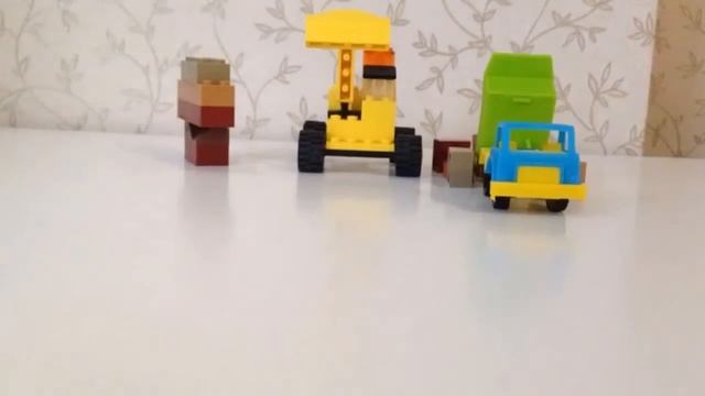 Маленькая башня из Лего Монстр трак всё сломал но мы его поймали