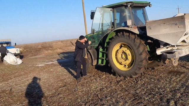 Подкормка ячменю по мерзлоталому 2022.Внесение Сульфат Аммония.МТЗ-80 и Погрузчик DELLIF Strong 180 смотреть онлайн