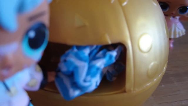 НАШЛИ САМЫЙ СТАРЫЙ ШАРИК ЛОЛ, А ТАМ СТАРИК! Куклы ЛОЛ сюрприз на море мультики смешные куклы смотреть онлайн