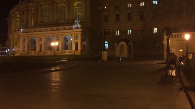 Катаемся на самокате возле Оперного Театра Одесса смотреть онлайн