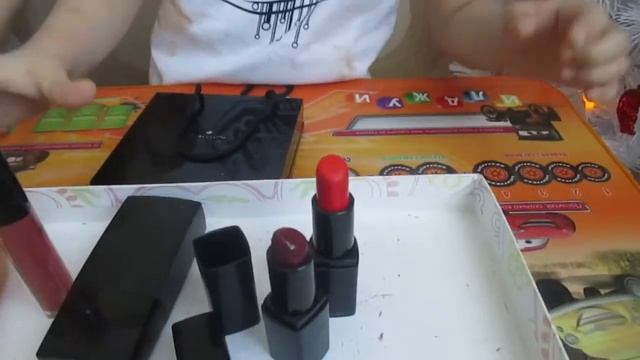 Смешной Челлендж Младший братик делает сестре макияж Makeup Challenge смотреть онлайн