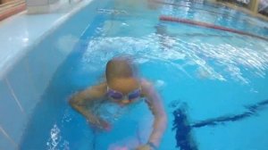 Тренировка по плаванию, кроль на груди, дети