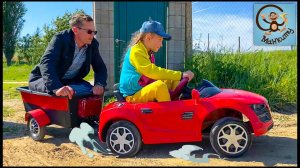 Дети и Машина. Диана и Даня, Милан играют в такси на детской машинке. Манкиту