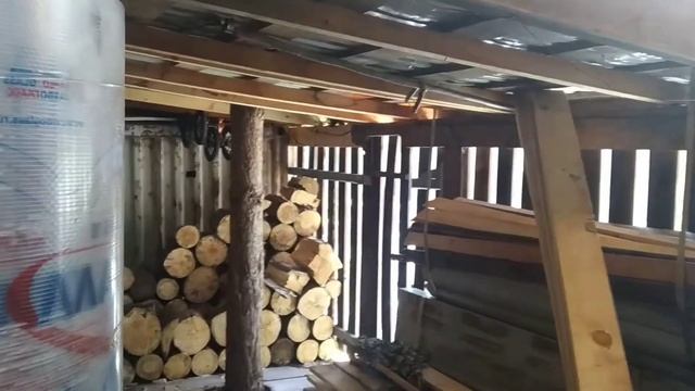 Снегу намело. Расчистка снега в сибирской деревне. Сугробы а скоро весна