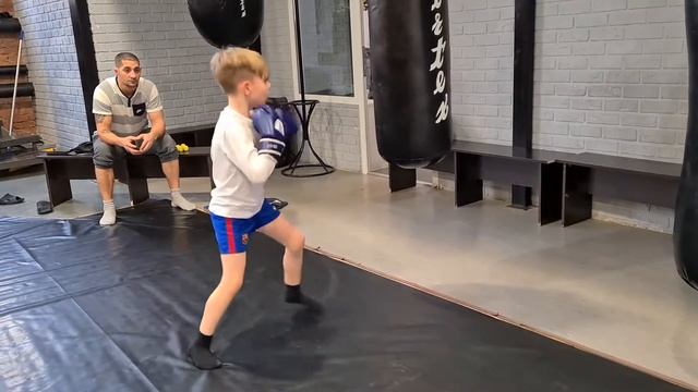 Удары по груше самостоятельная работа/постановка и отработка прямого удара на боксерском мешке смотреть онлайн