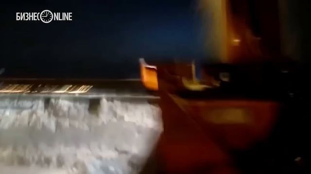 Снег с моста Миллениум сбрасывают прямо в Казанку - видео очевидцев смотреть онлайн