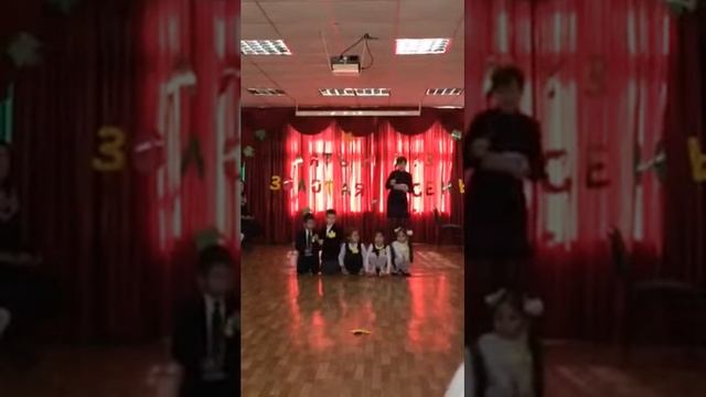 Игра "По грибы" на празднике осени у Амели в школе смотреть онлайн