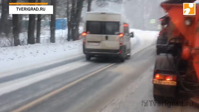 Маршрутка обгоняет КДМ по встречке смотреть онлайн