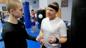БОКС. ПОСТАНОВКА УДАРА. ПОЛОЖЕНИЕ КУЛАКА ПРИ УДАРЕ С ОПУЩЕННЫМИ ЛОКТЁМ # boxing-club.ru #