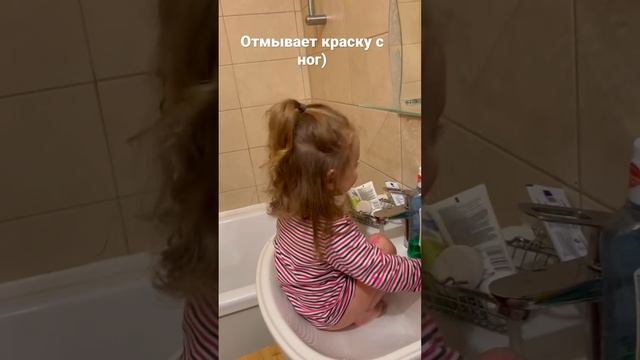Научилась подмываться в раковине, сама залезает и подмывается, в данном случае краску отмывает) 1,1 смотреть онлайн