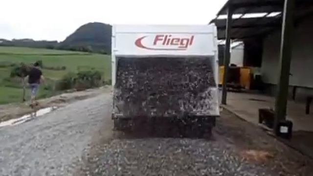 FLIEGL 2-ASS - полуприцеп-самосвал с горизонтальной выгрузкой, полным весом 33 т. смотреть онлайн