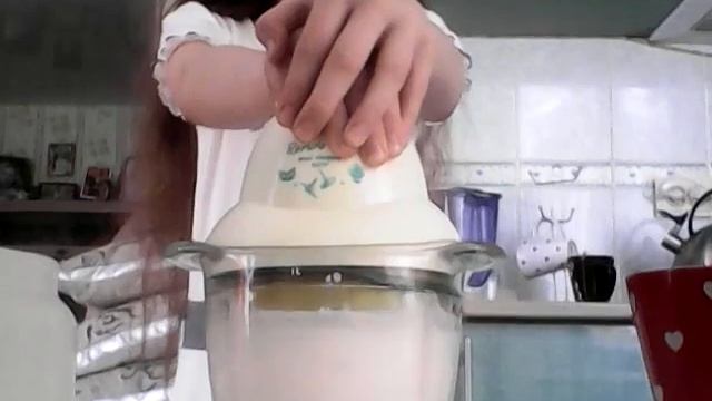 Как сделать молочный коктейль ! смотреть онлайн