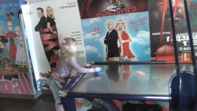 АЭРОХОКЕЙ. Игра в аэрохокей. Забиваем шайбу в ворота соперника. Для игры нужен стол, биты и шайба.