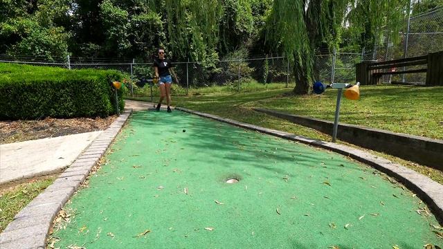 ONE OF THE COOLEST HOLES I'VE EVER SEEN ON A MINI GOLF COURSE! [4K] | Brooks Holt смотреть онлайн