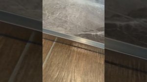 Установка шторки из стекла в душевой. Установка стеклянной перегородки.