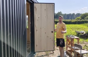 Утепление и обшивка двери вагонкой.