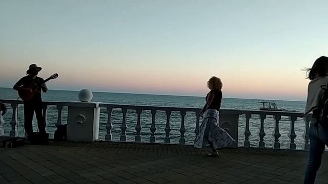 Танцую на Набережной Сочи под гитару. Август. 2019г смотреть онлайн