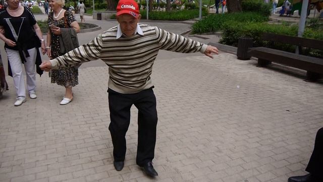 "Цыганочка" танец от случайного прохожего. Баянист Виктор Журихин. смотреть онлайн