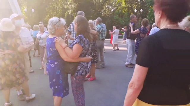 ЗАЖИГАЕТ ЛИСТЬЯ-СВЕЧИ ЗОЛОТИСТЫЙ ТОПОЛЬ! ТАНЦЫ В ПАРКЕ ГОРЬКОГО ХАРЬКОВ СЧАСТЛИВЫЕ ДНИ смотреть онлайн