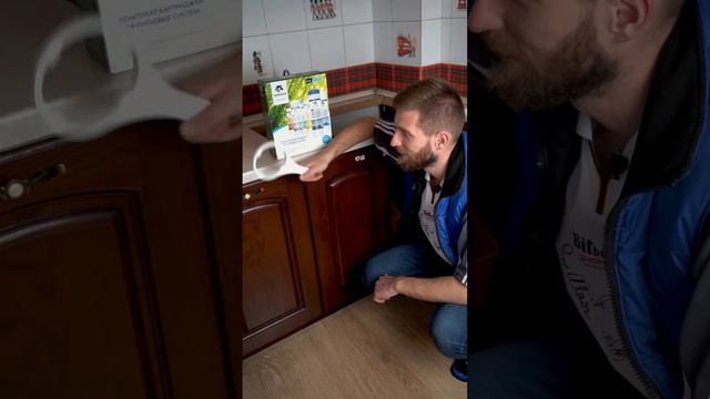 Меняем фильтры в системе очистки воды? #фильтр #вода #фильтрдляводы смотреть онлайн