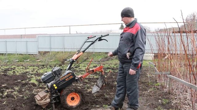 Вспашка огорода реверсивным плугом ПНО-15 (он похож на ПЦ-1-18) смотреть онлайн