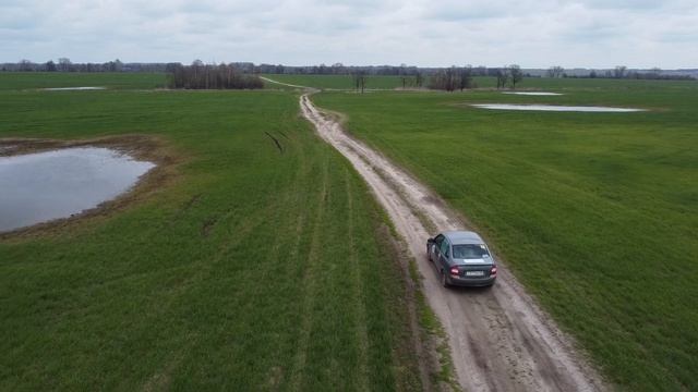 Машина едет по сельхоз полю (вид сзади) смотреть онлайн