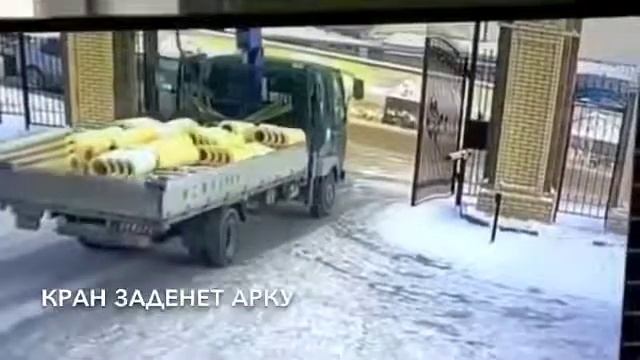 Машину раздавило в лепешку Водитель еле успел спастись смотреть онлайн