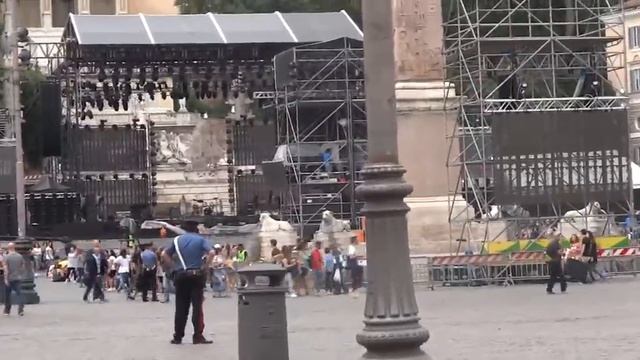 СИЖУ НА ЛАВОЧКЕ -ПЬЯЦЦА ДЕЛЬ ПОПОЛО смотреть онлайн