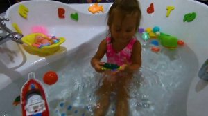 Вика купается в большой ванне