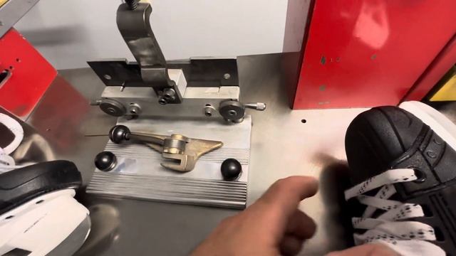 NEW BAUER VAPOR HYPERLITE SKATES WITH NEW HOLDERS смотреть онлайн