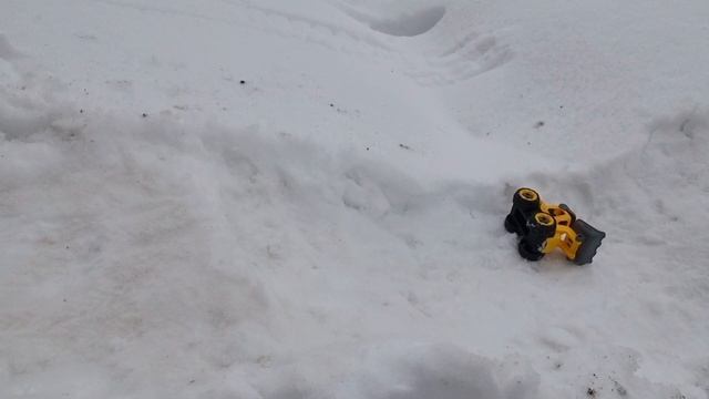 Машинки катаются на снежной горке. смотреть онлайн