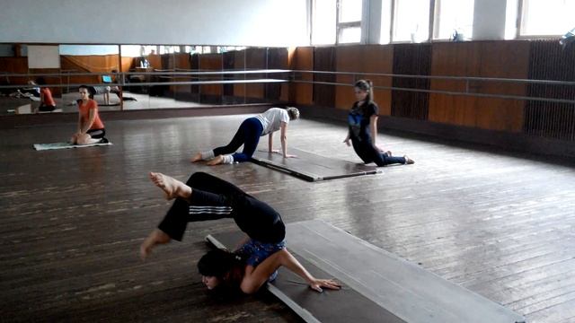 Алина. Стойка на груди. Тренер: Даяна Ерёмина смотреть онлайн