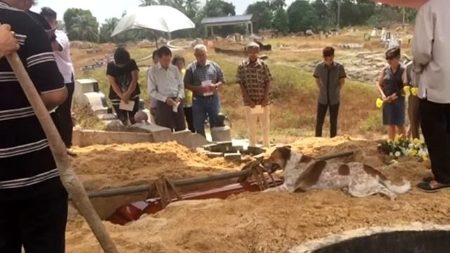 Собака лаяла на гроб хозяина. Открыв его, люди закричали от страха! смотреть онлайн