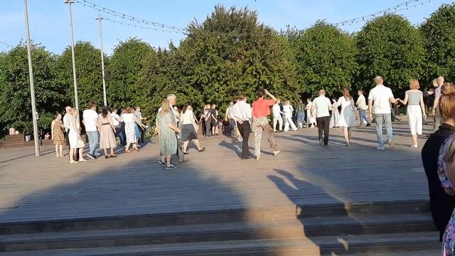 Социальные танцы знакомств в парке им.Горького (Москва). Цветы, танцы, музыка! #танцывпарке #москва смотреть онлайн