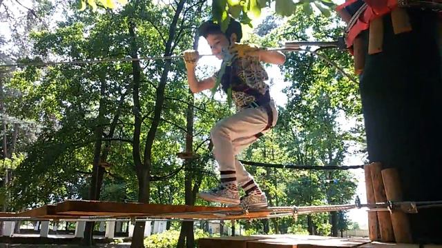 Идем в парк Тарзан. Проходим полосу препятствий смотреть онлайн