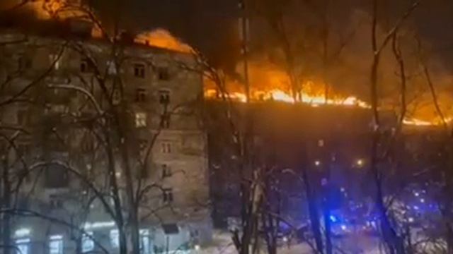 В Москве в районе метро «Аэропорт» загорелась крыша жилого дома смотреть онлайн