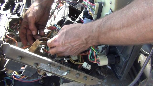 КТО ЕМУ ДАЛ ТРАКТОР, ОПЯТЬ ВСЁ РАЗБЕРЁТ И СЛОМАЕТ смотреть онлайн