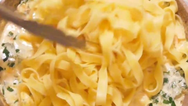 Тальятелле с креветками в сливочном соусе смотреть онлайн