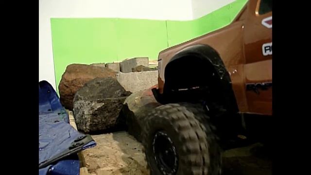 Traxxas Summit scaler look Crawling in basement 2014-01-13 Test Chroma Key смотреть онлайн