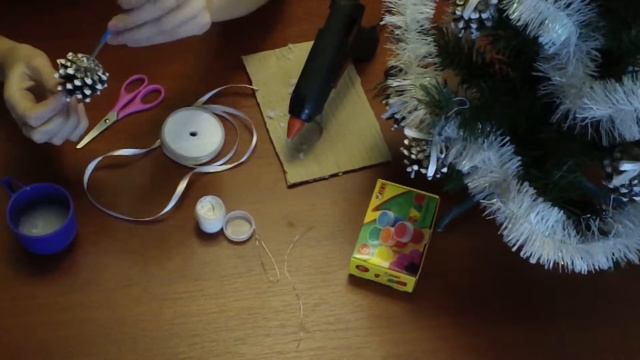 Как сделать ёлочную игрушку из шишки своими руками. toy on the Christmas tree смотреть онлайн