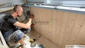 Обшивка балкона деревянной вагонкой.