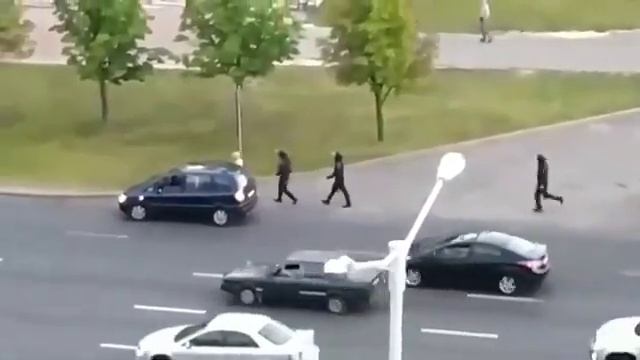 13.08.2020 Беларусь. ОМОНовец стоит и бьёт проезжающие машины смотреть онлайн