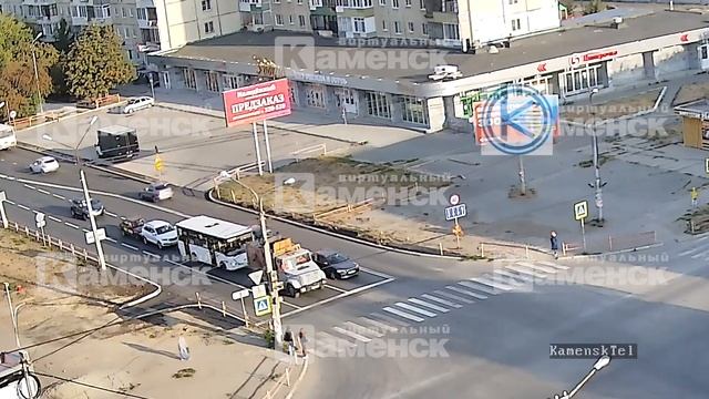 Водитель такси отвлекся и въехал в кроссовер смотреть онлайн