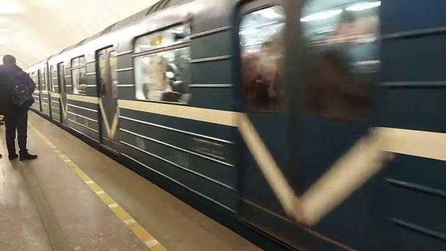 Он вернулся! Метро-поезд ''Боинг", станция метро Технологический институт смотреть онлайн