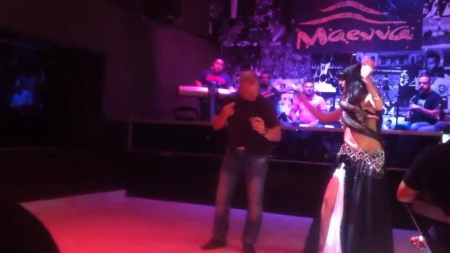 Tony Mouzayek e Bailarina que Dança com Cobra Jiboia смотреть онлайн