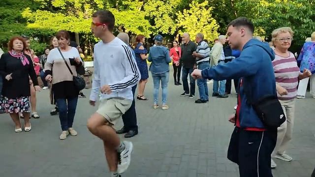 28.05.23г. "НЕ ТОРОПИ МЕНЯ"... на танцполе в Гомельском парке... смотреть онлайн