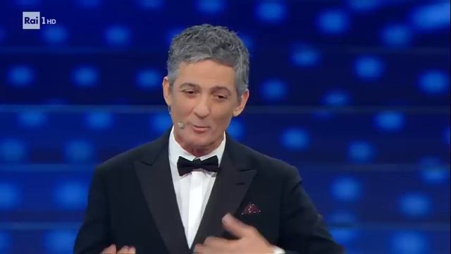 Sanremo 2020 - L'ingresso di Amadeus sul palco dell'Ariston смотреть онлайн