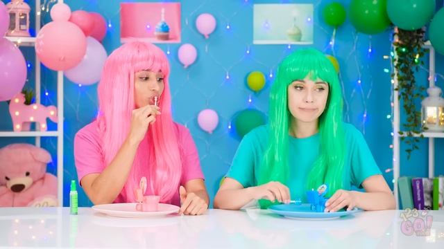 EATING ONLY ONE COLOR FOOD FOR 24 HOURS! Last To STOP Eating Pink VS Green Food by 123 GO! FOOD смотреть онлайн